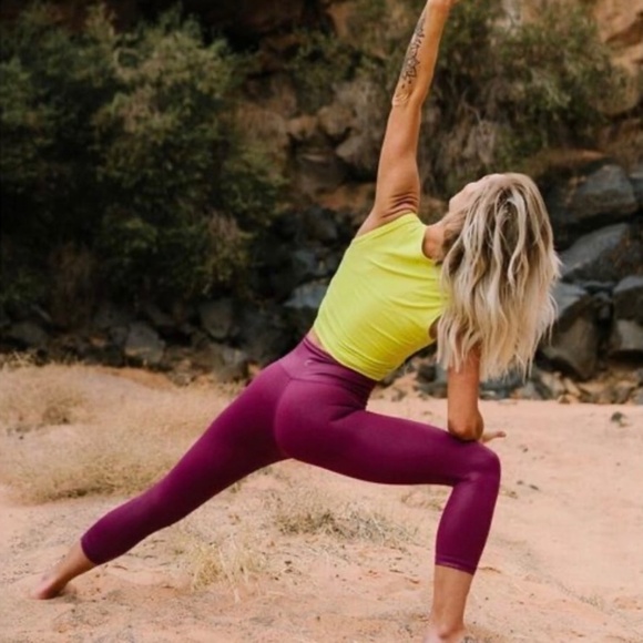 ZYIA Lipgloss Metallic Light N Tight High Rise Capri Legging Merlot - Picture 3 of 9